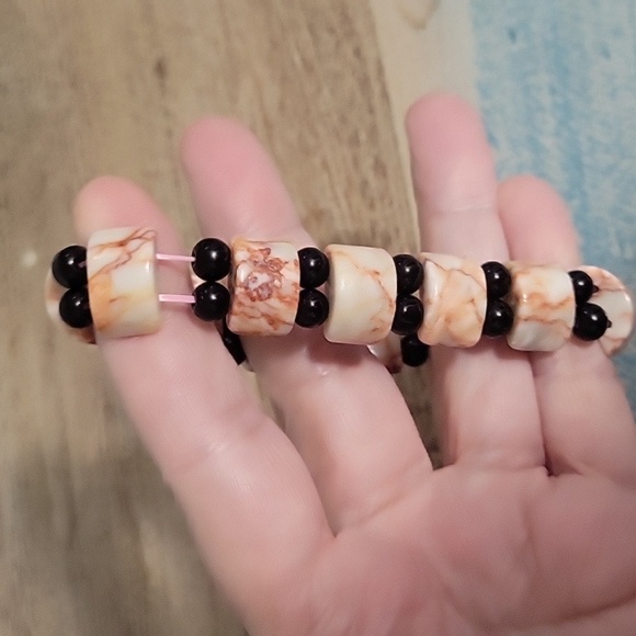 Agate with black Onyx stones Elegant stretch Bracelet - Picture 3 of 4